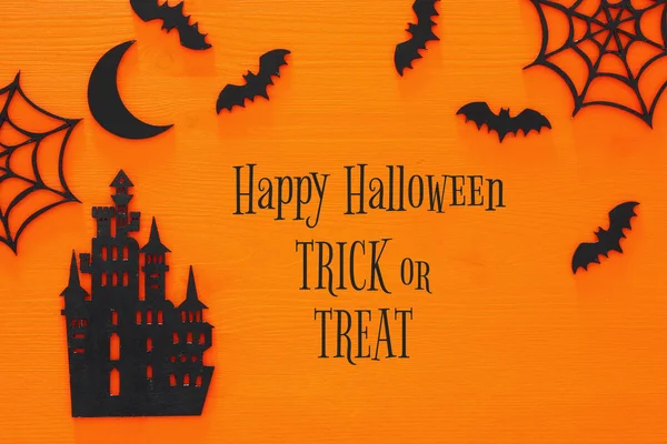 Cadılar Bayramı tatil kavramı üstten görünüm sahne. Eski kale, cadı, yarasalar üzerinde ahşap siyah bachground