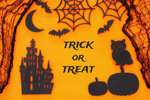 Halloween ünnep koncepció felülnézet jelenet. Régi kastély, a boszorkány, a denevérek, a fából készült fekete bachground — Stock Fotó