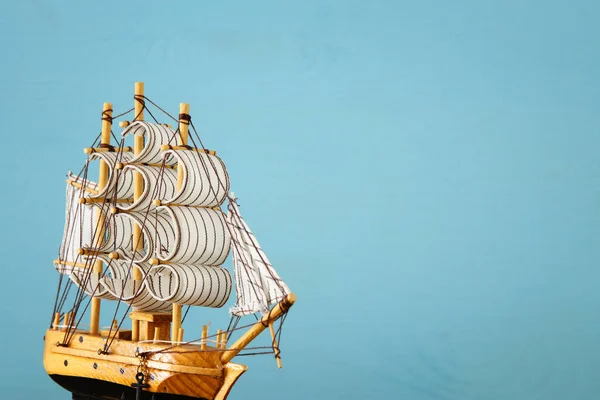 Conceito de dia Columbus com navio velho sobre fundo de madeira — Fotografia de Stock