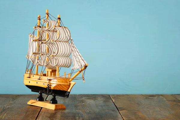 Kolomb Günü kavramı eski gemiye el ahşap arka plan ile
