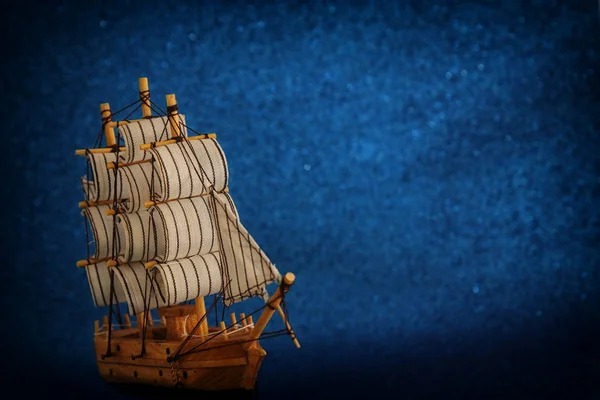 青いキラキラ背景に古い船のコロンブス記念日コンセプト — ストック写真