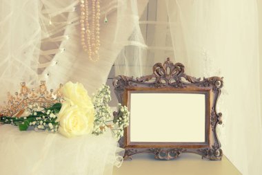 Eski vintage oval ayna ve güzel beyaz gelinlik ve peçe sandalyede