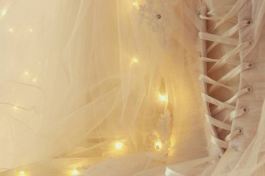 Güzel beyaz gelinlik ve peçe sandalyede garland ışıkları ile