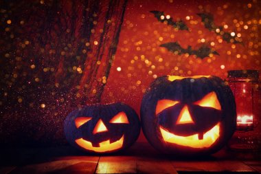 Cadılar Bayramı Balkabağı korkunç koyu arka plan önünde tahta masada. Jack o fener