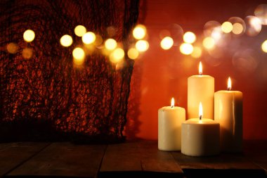 Cadılar Bayramı Balkabağı korkunç koyu arka plan önünde tahta masada. Jack o fener