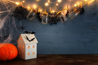 Cadılar Bayramı tatil kavramı. Masson kavanoz örümcekler, banyoları ile önünde ışıklar ile gizemli ev