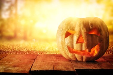 Cadılar Bayramı Balkabağı korkunç koyu arka plan önünde tahta masada. Jack o fener