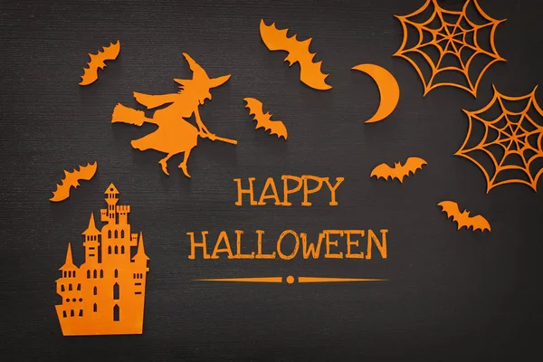 Halloween-Urlaubskonzept Draufsicht Szene. Alte Burg, Hexe, Fledermäuse auf schwarzem Holzboden — Stockfoto