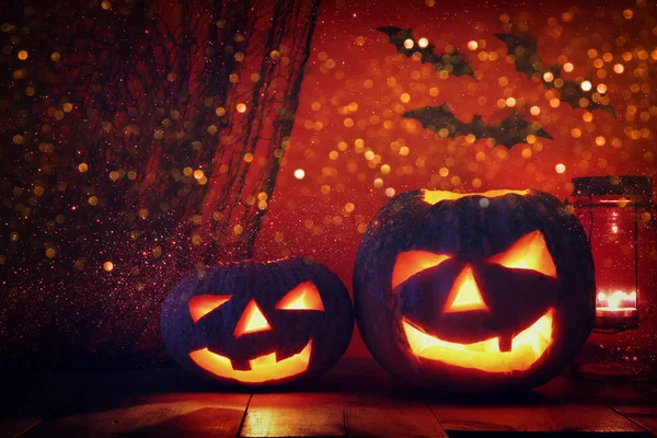 Cadılar Bayramı Balkabağı korkunç koyu arka plan önünde tahta masada. Jack o fener