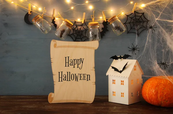 Concept van Halloween vakantie. Mysterieuze huis met verlichting voor masson potjes met spinnen, Baden — Stockfoto