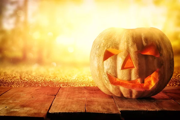 Cadılar Bayramı Balkabağı korkunç koyu arka plan önünde tahta masada. Jack o fener