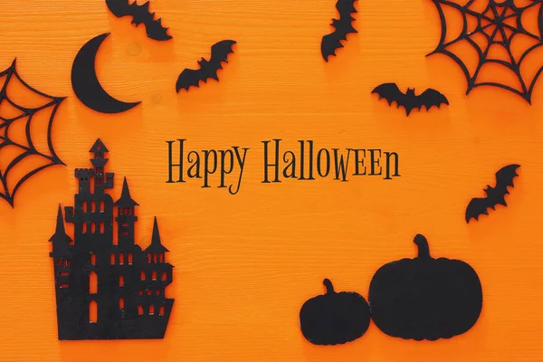Halloween wakacje koncepcja widok z góry sceny. Stary zamek, czarownice, nietoperze na drewniany czarny bachground — Zdjęcie stockowe