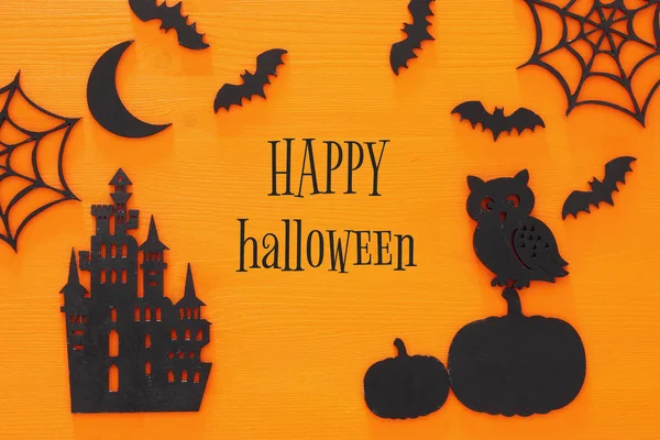 Cadılar Bayramı tatil kavramı üstten görünüm sahne. Eski kale, cadı, yarasalar üzerinde ahşap siyah bachground