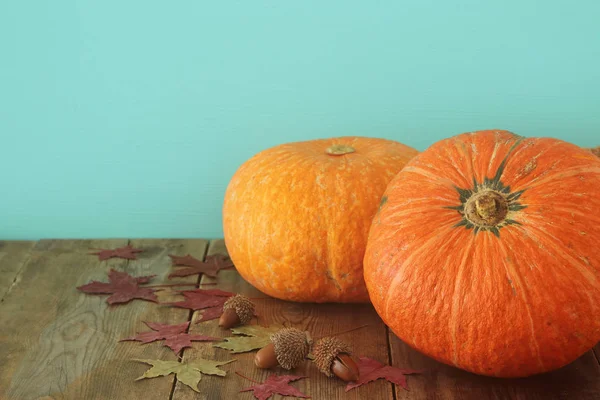 Citrouilles et feuilles d'automne sur table en bois. Thanksgiving et Halloween concept — Photo