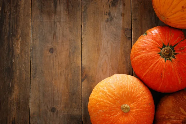 Kabaklar ahşap arka plan üzerinde. Şükran günü ve Cadılar Bayramı kavramı