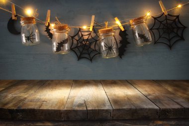 Cadılar Bayramı tatil kavramı. Masson önünde boş eski ahşap masa ile örümcekler kavanozlar ve Dekorasyon Banyo