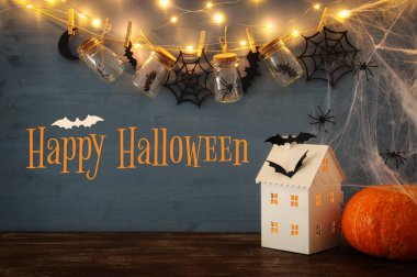 Cadılar Bayramı tatil kavramı. Masson kavanoz örümcekler, banyoları ile önünde ışıklar ile gizemli ev