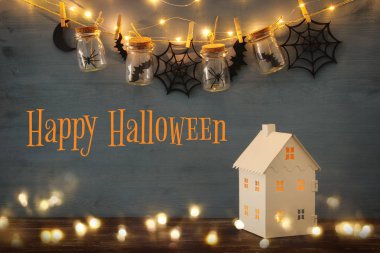 Cadılar Bayramı tatil kavramı. Masson kavanoz örümcekler, banyoları ile önünde ışıklar ile gizemli ev