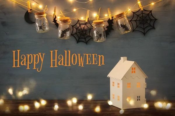 Cadılar Bayramı tatil kavramı. Masson kavanoz örümcekler, banyoları ile önünde ışıklar ile gizemli ev