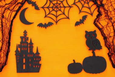 Cadılar Bayramı tatil kavramı üstten görünüm sahne ahşap turuncu arka plan üzerinde