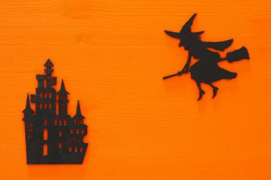 Cadılar Bayramı tatil kavramı üstten görünüm sahne ahşap turuncu arka plan üzerinde