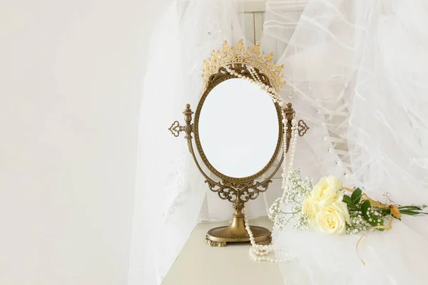 Espelho oval vintage velho e belo vestido de noiva branco e véu na cadeira. Espaço de cópia para mock up, montagem ou layout de design — Fotografia de Stock