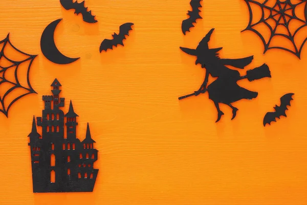 Halloween vacanza concetto vista dall'alto scena su sfondo arancione in legno — Foto Stock