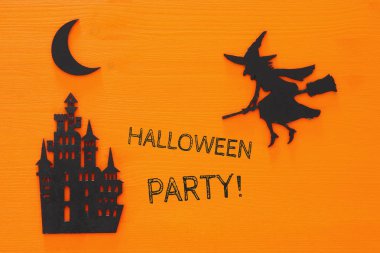 Cadılar Bayramı tatil kavramı üstten görünüm sahne ahşap turuncu arka plan üzerinde