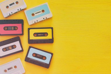 Sarı ahşap masa Retro kaset kaset koleksiyonu. Üstten Görünüm. kopya alanı