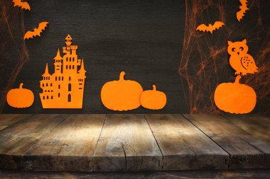 Cadılar Bayramı tatil arka plan önünde boş rustik tablo. Ürün görüntü montaj için hazır