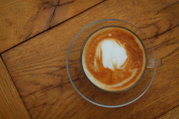 Imagem de xícara de café sobre mesa de madeira velha — Fotografia de Stock