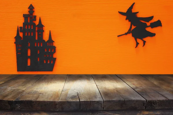 Conceito de feriado de Halloween com mesa rústica vazia sobre fundo laranja. Pronto para montagem de exibição de produto — Fotografia de Stock