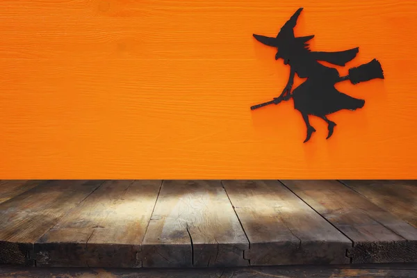 Concept de vacances d'Halloween avec table rustique vide sur fond orange. Prêt pour le montage d'affichage du produit — Photo