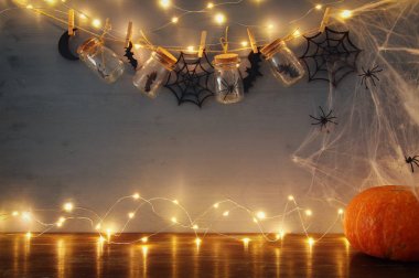 Cadılar Bayramı tatil kavramı. Örümcekler, banyo ve ahşap dekorasyon Masson kavanozlar