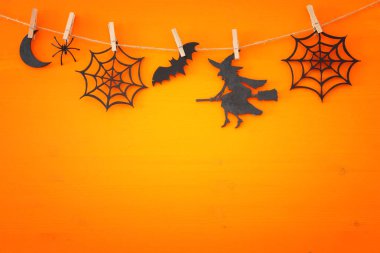 Cadılar Bayramı tatil kavramı üstten görünüm sahne ahşap arka plan üzerinde