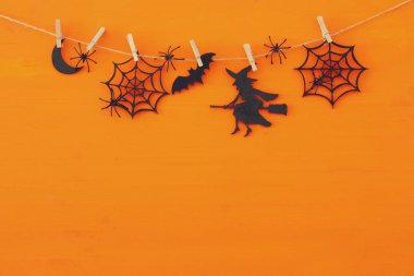 Cadılar Bayramı tatil kavramı üstten görünüm sahne ahşap arka plan üzerinde