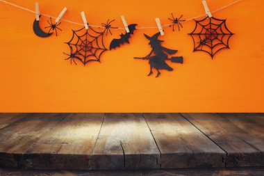 Cadılar Bayramı tatil arka plan boş rustik tablo ile. Ürün görüntü montaj için hazır