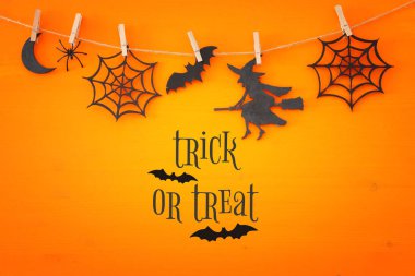 Cadılar Bayramı tatil kavramı üstten görünüm sahne ahşap arka plan üzerinde