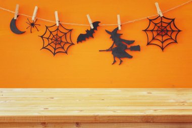 Cadılar Bayramı tatil arka plan boş rustik tablo ile. Ürün görüntü montaj için hazır