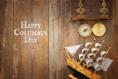 Kolomb Günü kavramı eski gemiye el ahşap arka plan ile