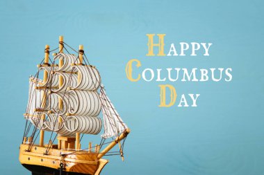 Kolomb Günü kavramı eski gemiye el ahşap arka plan ile