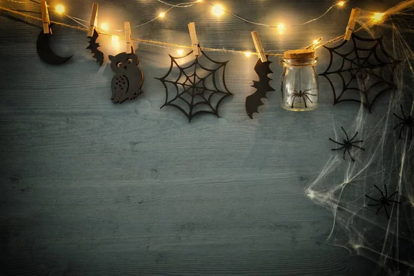 Cadılar Bayramı tatil kavramı. Örümcekler, banyo ve ahşap dekorasyon Masson kavanozlar