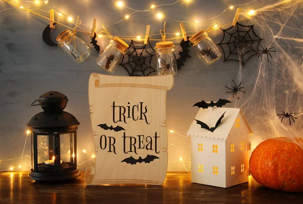 Concept van Halloween vakantie. Mysterieuze huis met verlichting voor masson potjes met spinnen en Baden — Stockfoto