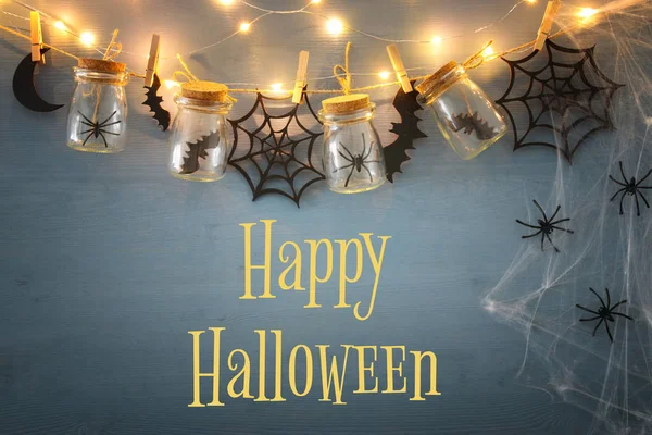 Cadılar Bayramı tatil kavramı. Örümcekler, banyo ve ahşap dekorasyon Masson kavanozlar