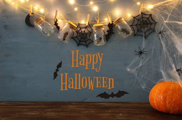 Cadılar Bayramı tatil kavramı. Örümcekler, banyo ve ahşap dekorasyon Masson kavanozlar