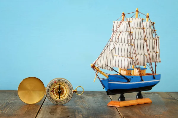 Concepto de día de Colón con nave vieja sobre fondo de madera —  Fotos de Stock