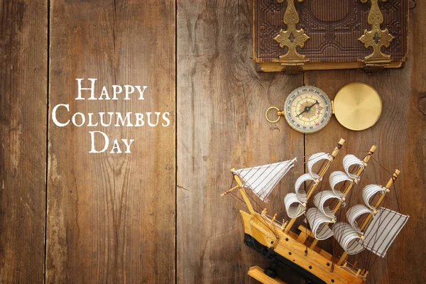 Kolomb Günü kavramı eski gemiye el ahşap arka plan ile