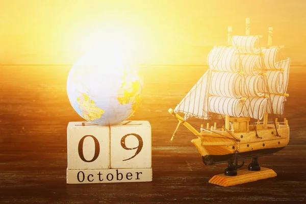 Kolomb Günü kavramı eski gemiye el ahşap arka plan ile