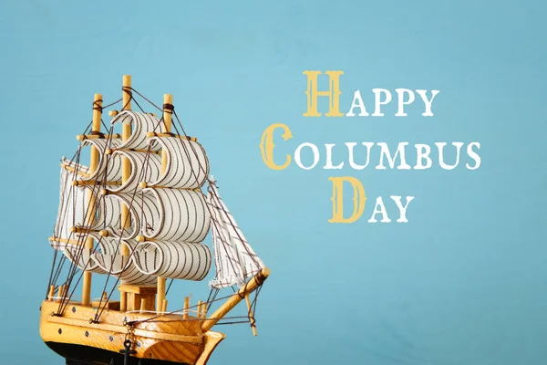 Kolomb Günü kavramı eski gemiye el ahşap arka plan ile