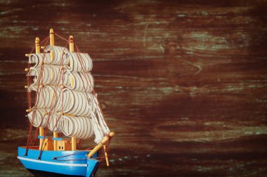 Kolomb Günü kavramı eski gemiye el ahşap arka plan ile